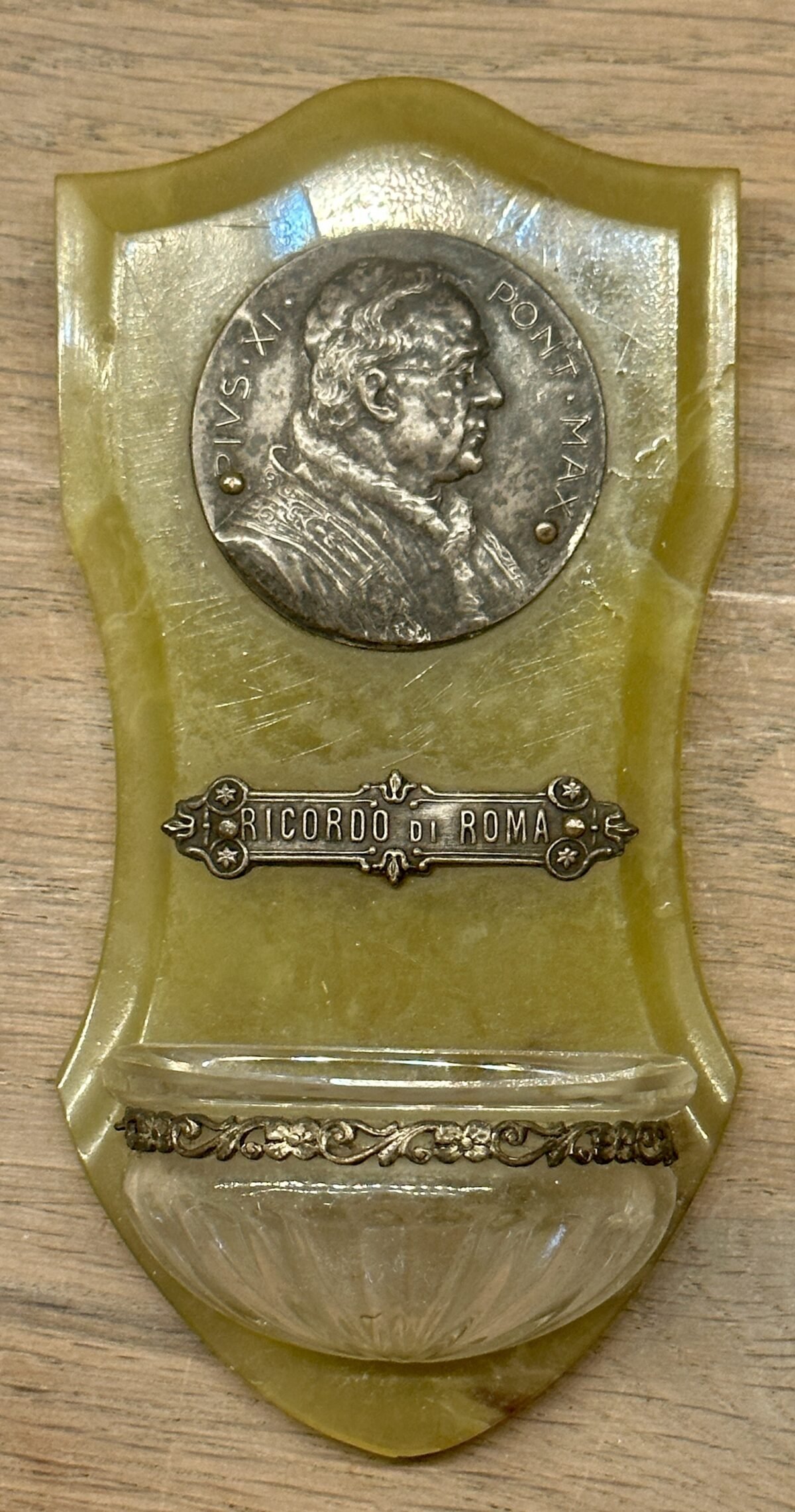 <p>Wijwaterbakje - groen kunststof met een metalen plaatje/afbeelding van Paus Pius XI</p> - Brocante