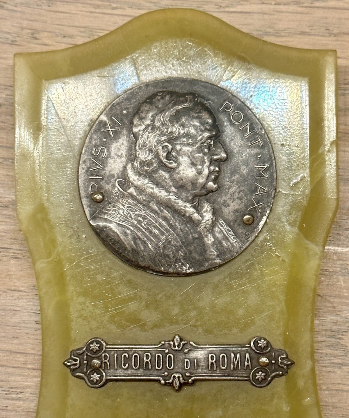 <p>Wijwaterbakje - groen kunststof met een metalen plaatje/afbeelding van Paus Pius XI</p> - Brocante