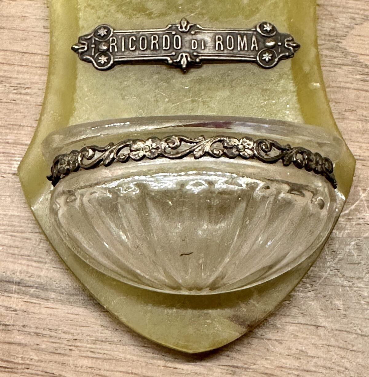 <p>Wijwaterbakje - groen kunststof met een metalen plaatje/afbeelding van Paus Pius XI</p> - Brocante