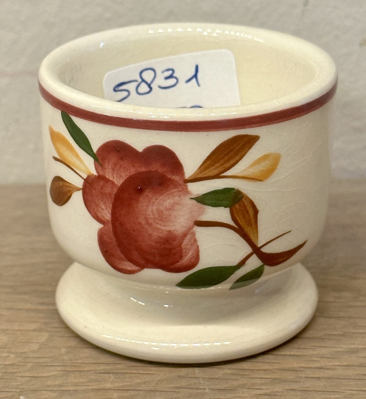<p>Eierdop - Boch - décor met bruin/rood/groene versiering</p> - Boch