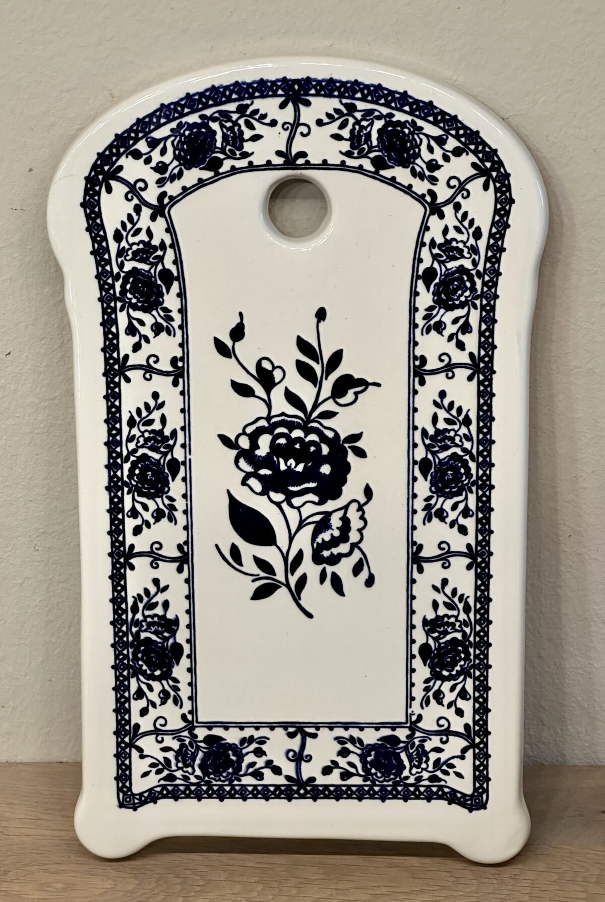 <p>Boterhamplank / Snijplank - Boch - uitgevoerd in donkerblauw met bloemversieringen</p> - Boch