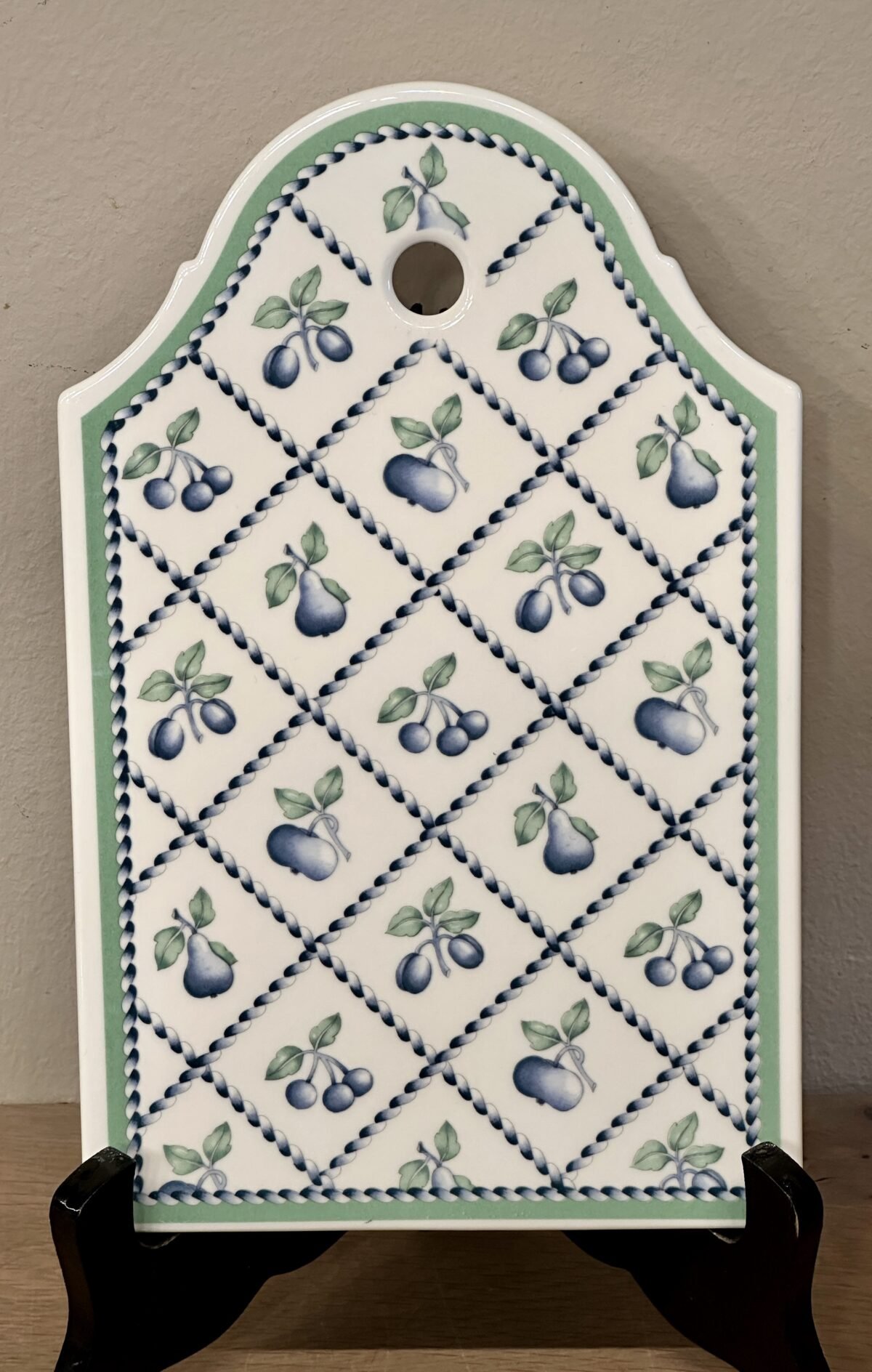 <p>Boterhamplank / Snijplank - Villeroy & Boch - décor PROVENCE uitgevoerd met groen en blauw/paarse vruchten versieringen</p> - Villeroy & Boch