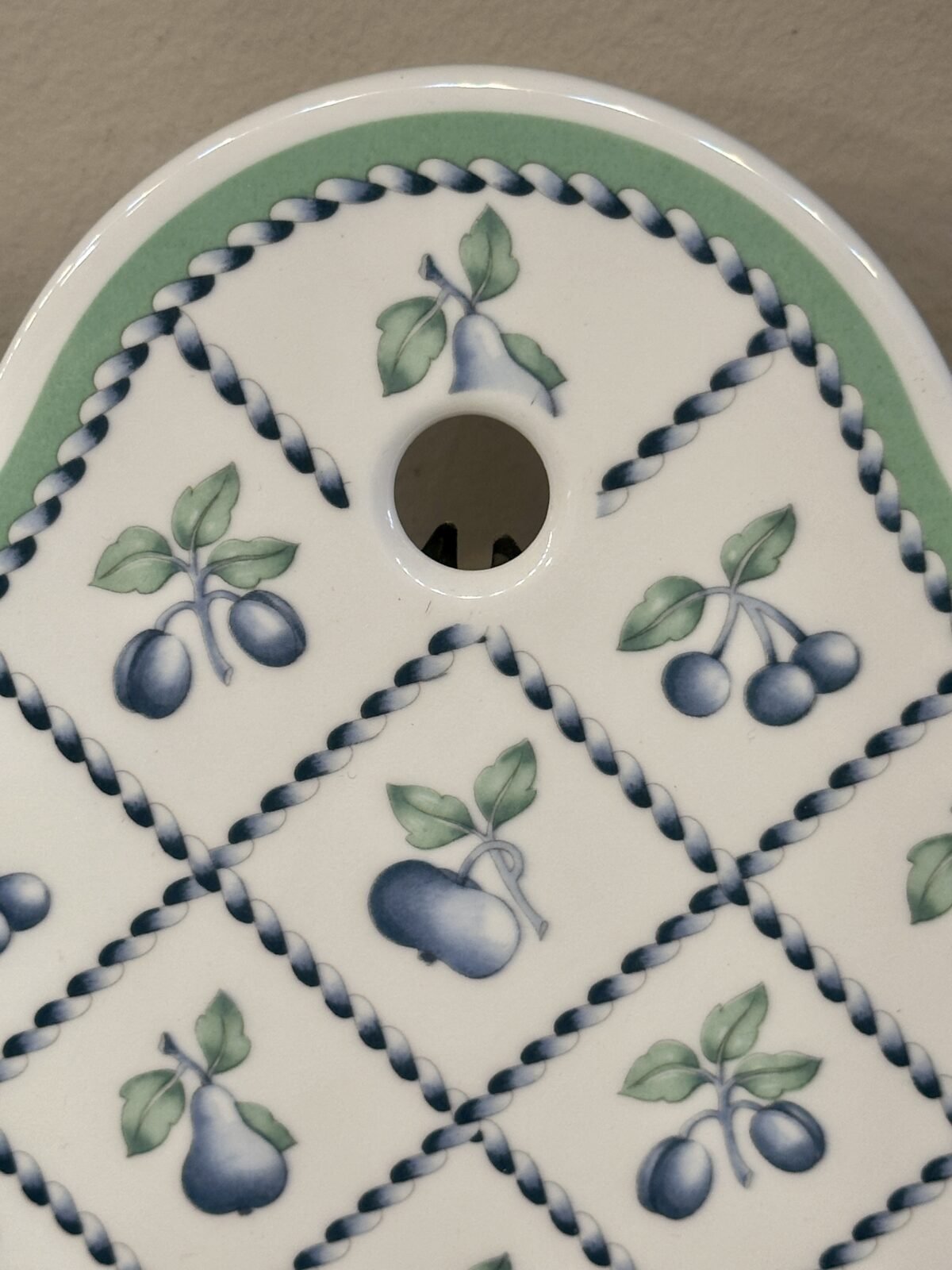 <p>Boterhamplank / Snijplank - Villeroy & Boch - décor PROVENCE uitgevoerd met groen en blauw/paarse vruchten versieringen</p> - Villeroy & Boch