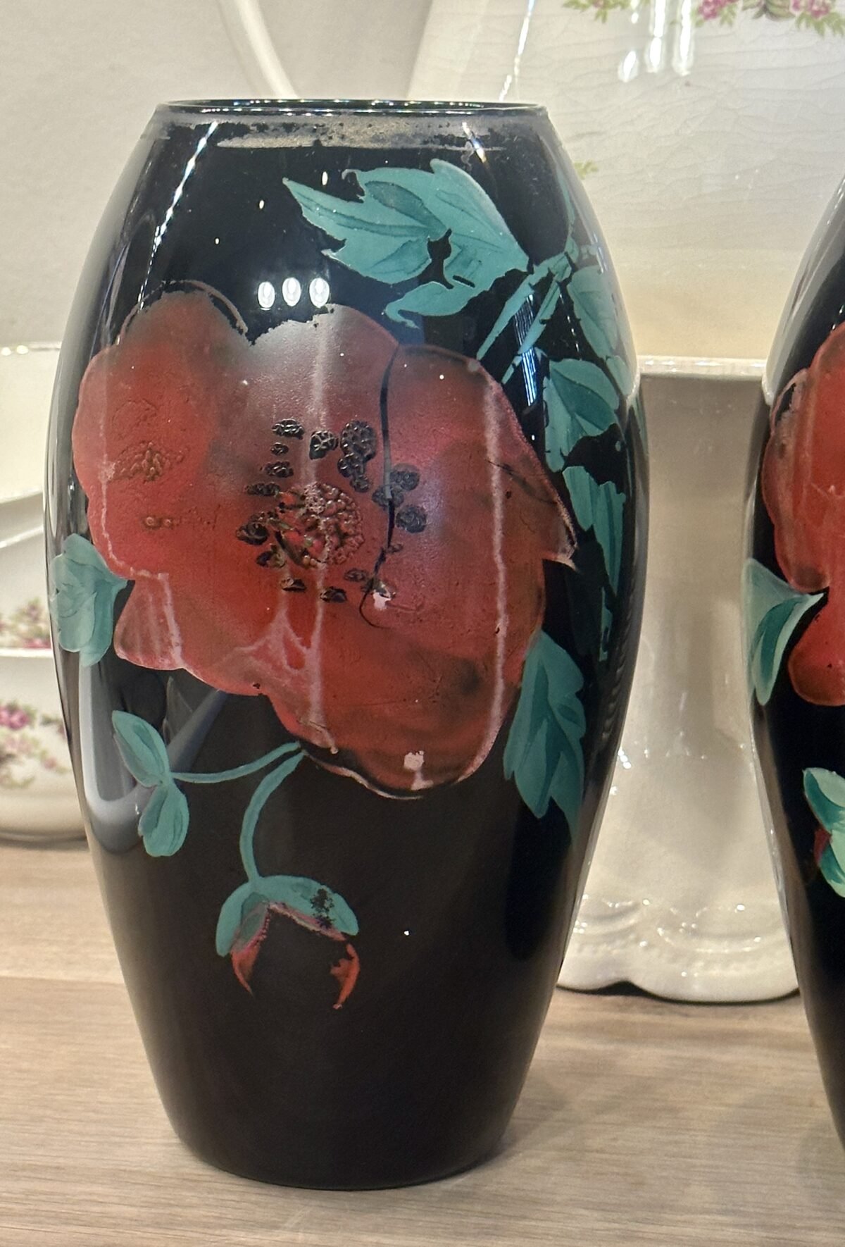 <p>Vaas - Booms glas - uitgevoerd in zwart met handgeschilderde rode bloem (klaproos)</p> - Brocante