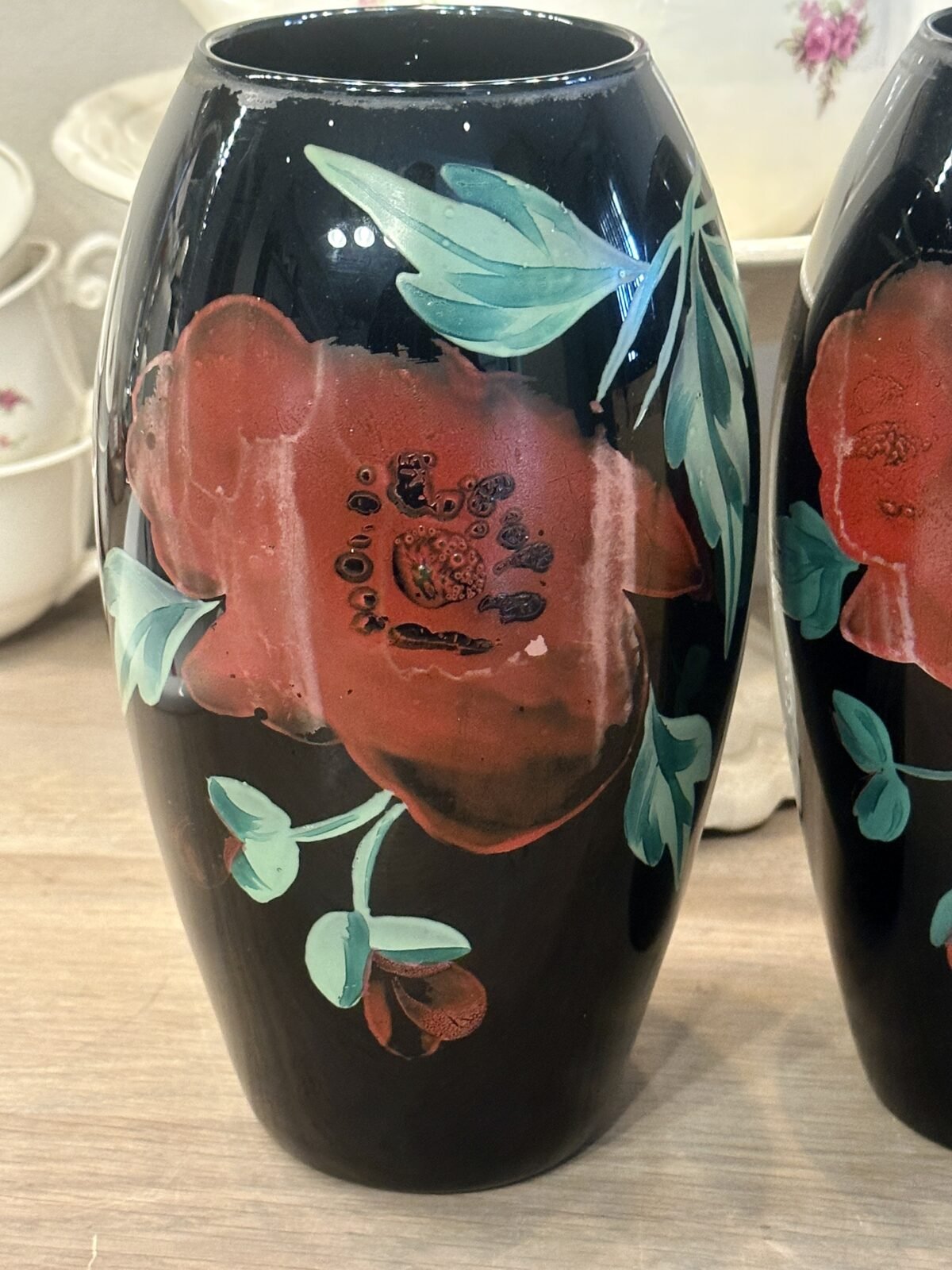 <p>Vaas - Booms glas - uitgevoerd in zwart met handgeschilderde rode bloem (klaproos)</p> - Brocante