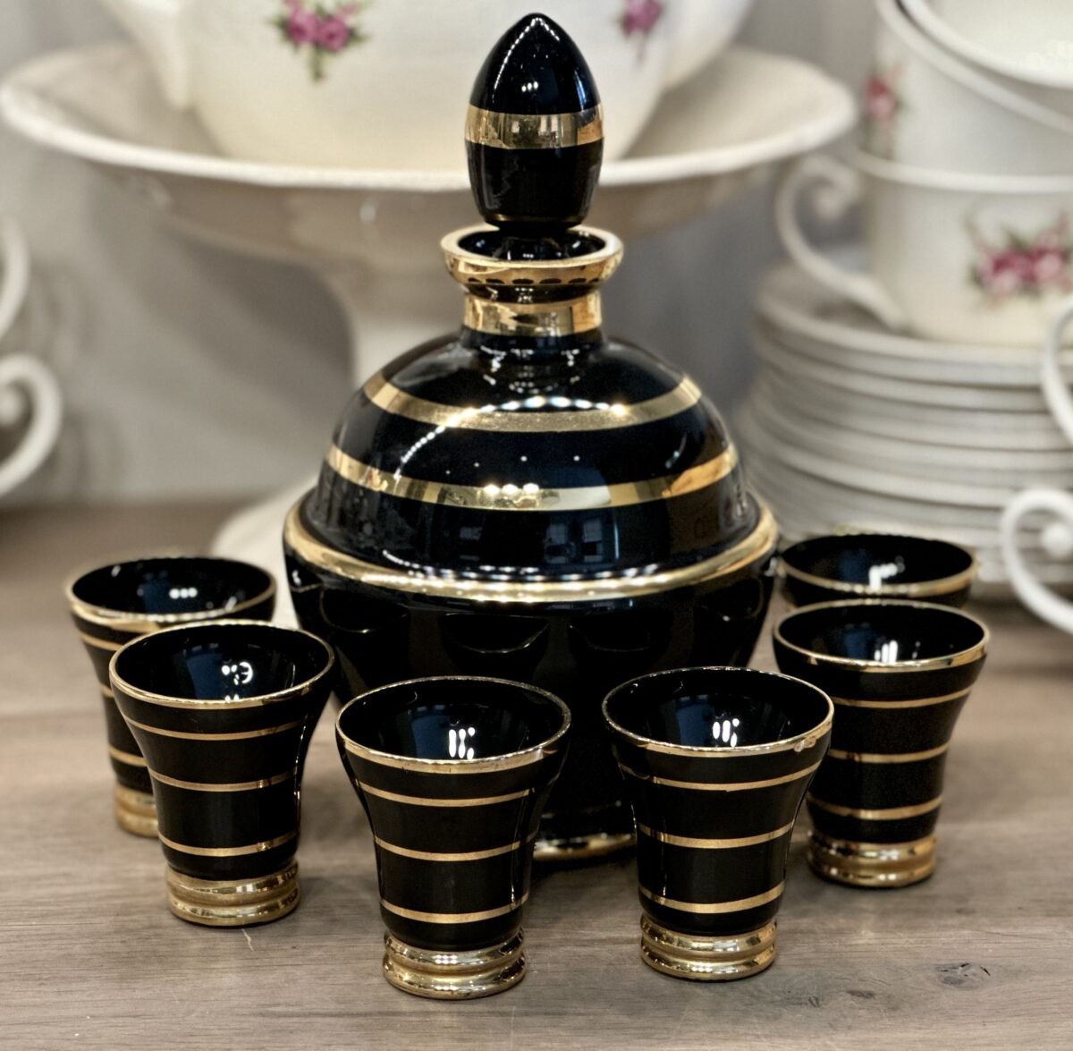<p>Likeurset - karaf met 6 glaasjes - Booms glas van de Rupel - uitgevoerd in zwart met goudkleur</p> - Brocante