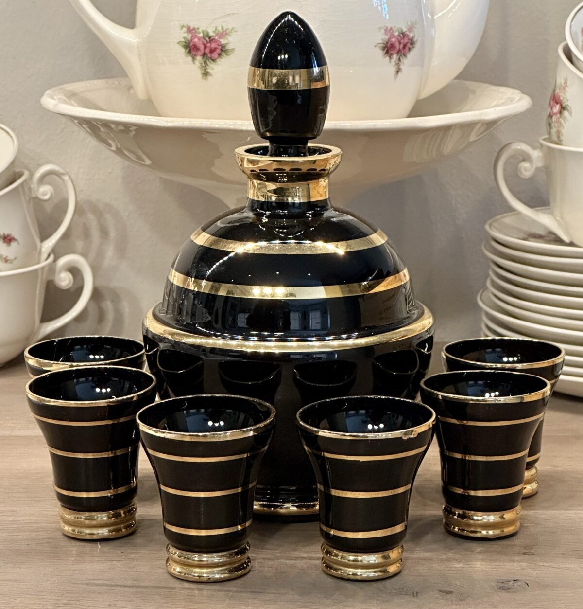 <p>Likeurset - karaf met 6 glaasjes - Booms glas van de Rupel - uitgevoerd in zwart met goudkleur</p> - Brocante