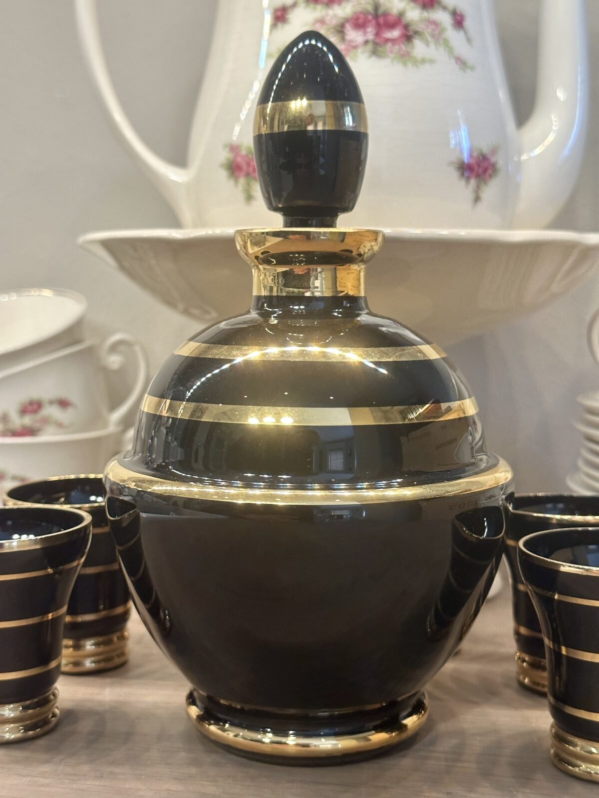 <p>Likeurset - karaf met 6 glaasjes - Booms glas van de Rupel - uitgevoerd in zwart met goudkleur</p> - Brocante