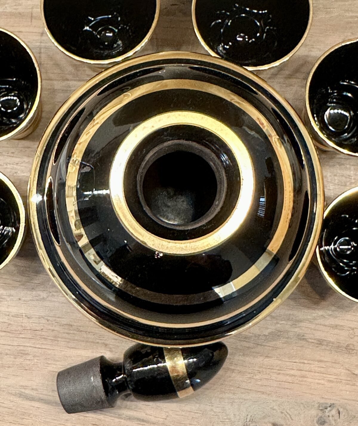 <p>Likeurset - karaf met 6 glaasjes - Booms glas van de Rupel - uitgevoerd in zwart met goudkleur</p> - Brocante