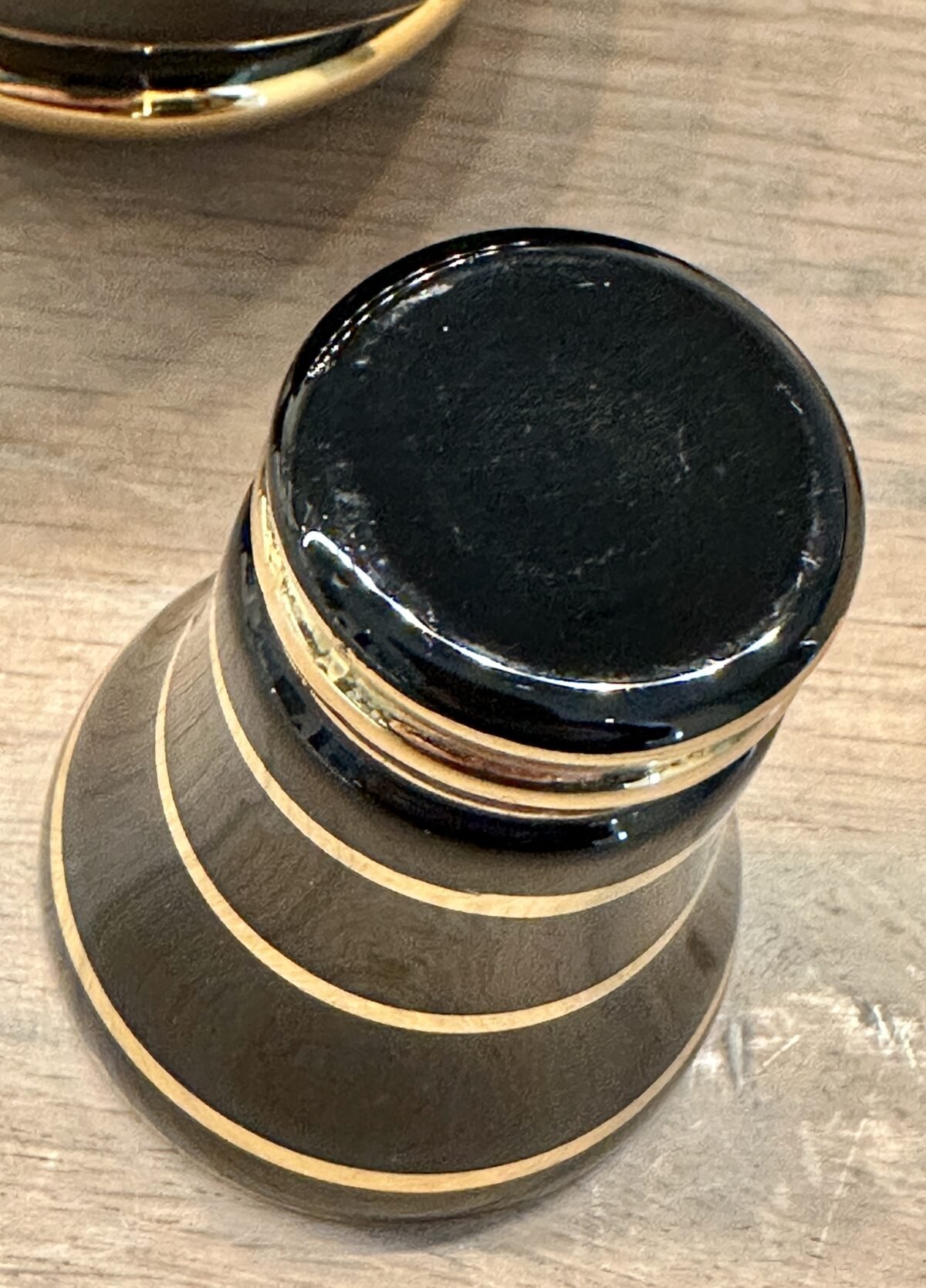 <p>Likeurset - karaf met 6 glaasjes - Booms glas van de Rupel - uitgevoerd in zwart met goudkleur</p> - Brocante