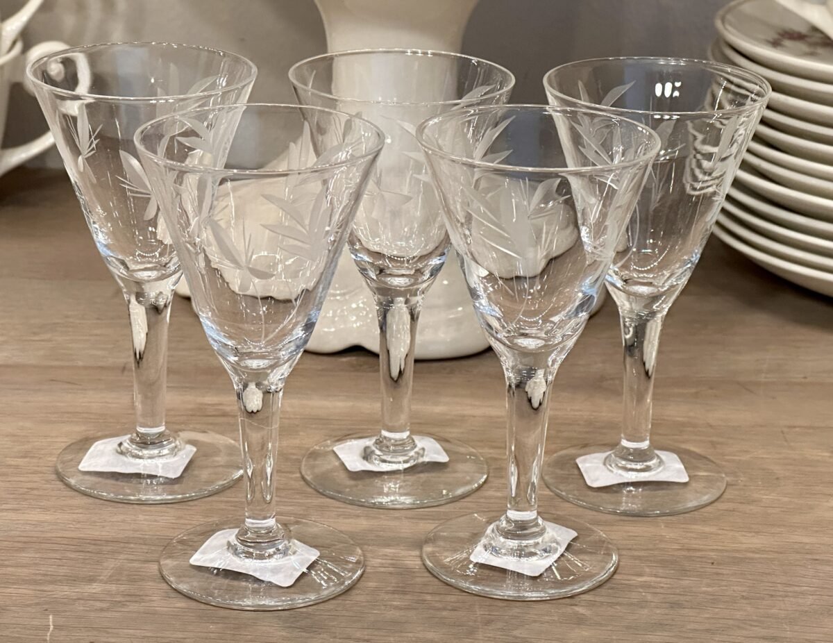 <p>Likeurglaasje / Glaasje - model met ingeslepen blaadjes</p> - Brocante
