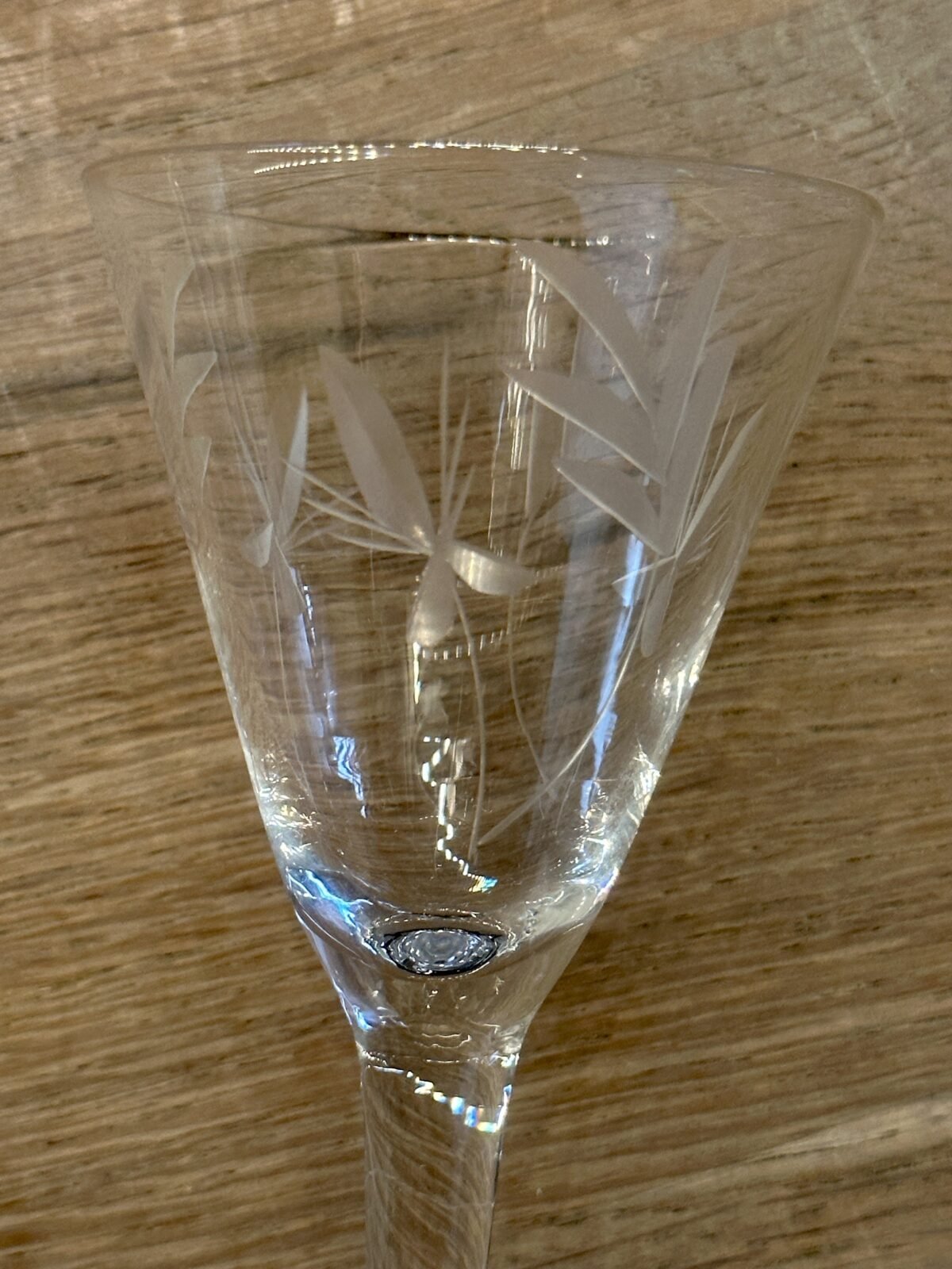 <p>Likeurglaasje / Glaasje - model met ingeslepen blaadjes</p> - Brocante