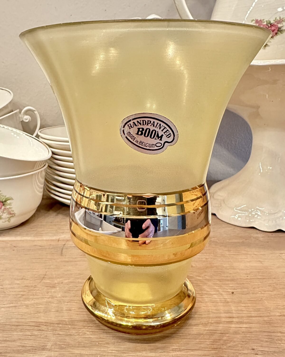 <p>Vaas - wijd uitlopend model - Booms glas - Handpainted - uitgevoerd in rookkleurig glas met goudkleurige/grijze strepen</p> - Brocante