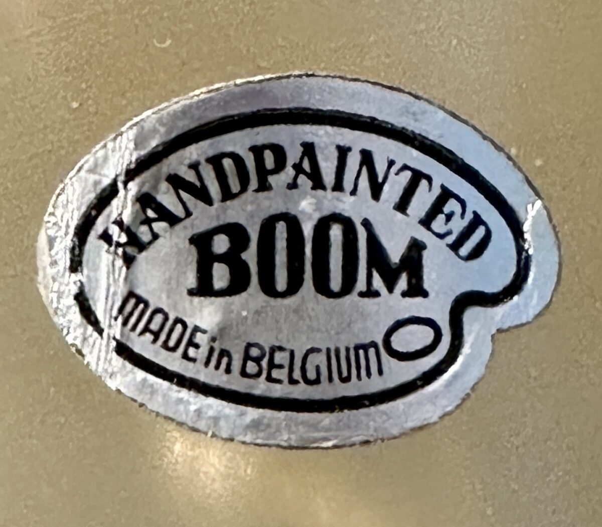 <p>Vaas - wijd uitlopend model - Booms glas - Handpainted - uitgevoerd in rookkleurig glas met goudkleurige/grijze strepen</p> - Brocante