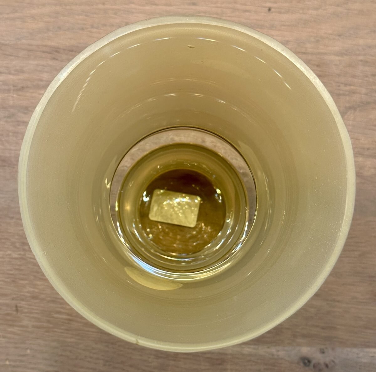 <p>Vaas - wijd uitlopend model - Booms glas - Handpainted - uitgevoerd in rookkleurig glas met goudkleurige/grijze strepen</p> - Brocante