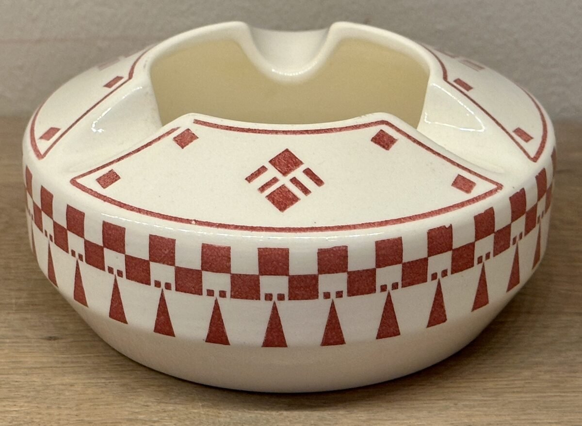 <p>Asbak - rond, diep, model met 3 inkepingen voor sigaretten - Wächtersbach - décor 1565</p> - Overig Duitsland