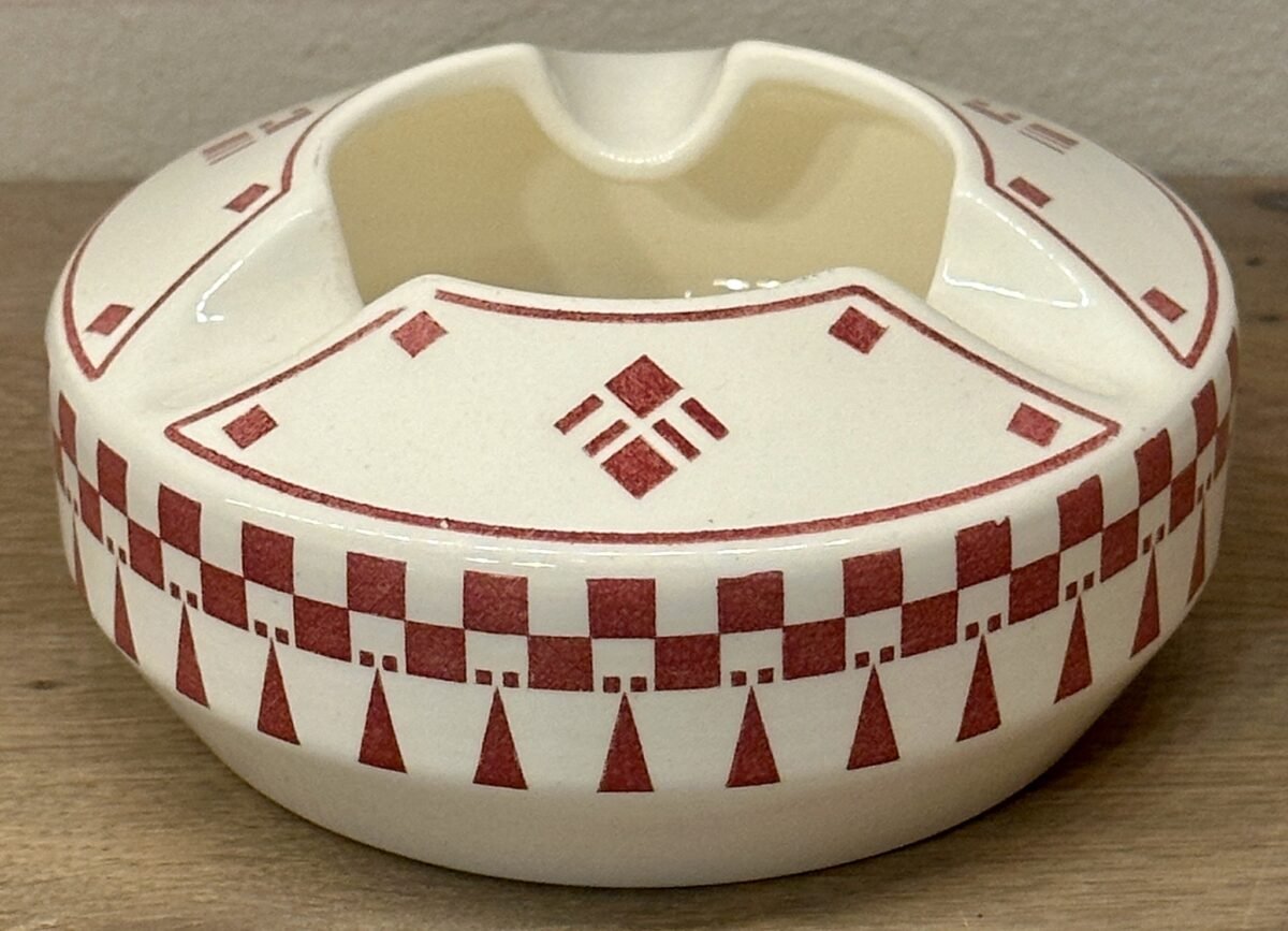 <p>Asbak - rond, diep, model met 3 inkepingen voor sigaretten - Wächtersbach - décor 1565</p> - Overig Duitsland