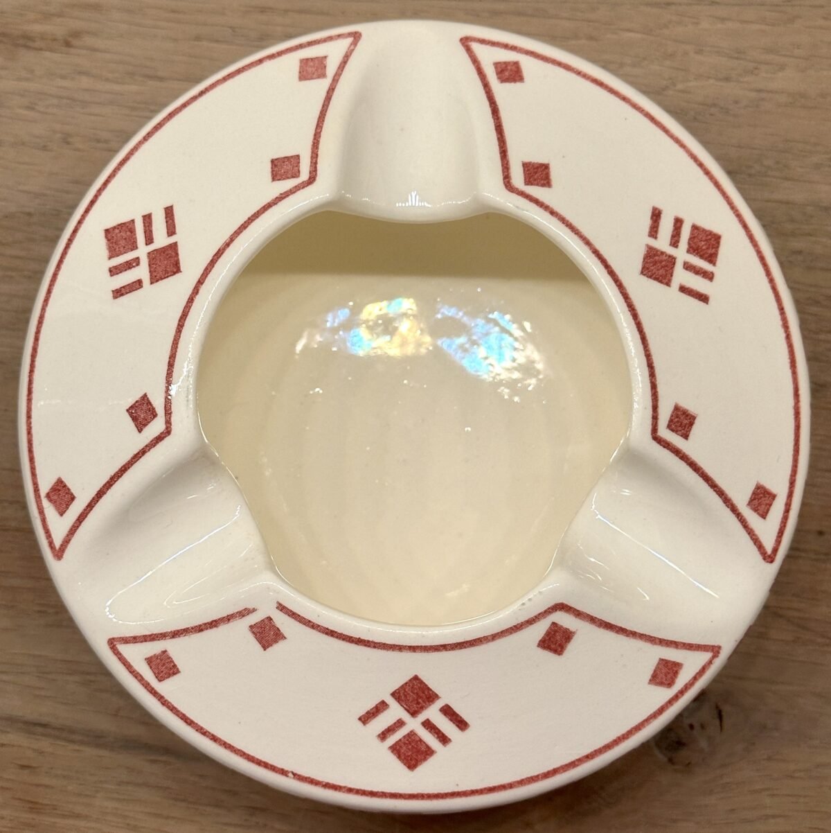 <p>Asbak - rond, diep, model met 3 inkepingen voor sigaretten - Wächtersbach - décor 1565</p> - Overig Duitsland