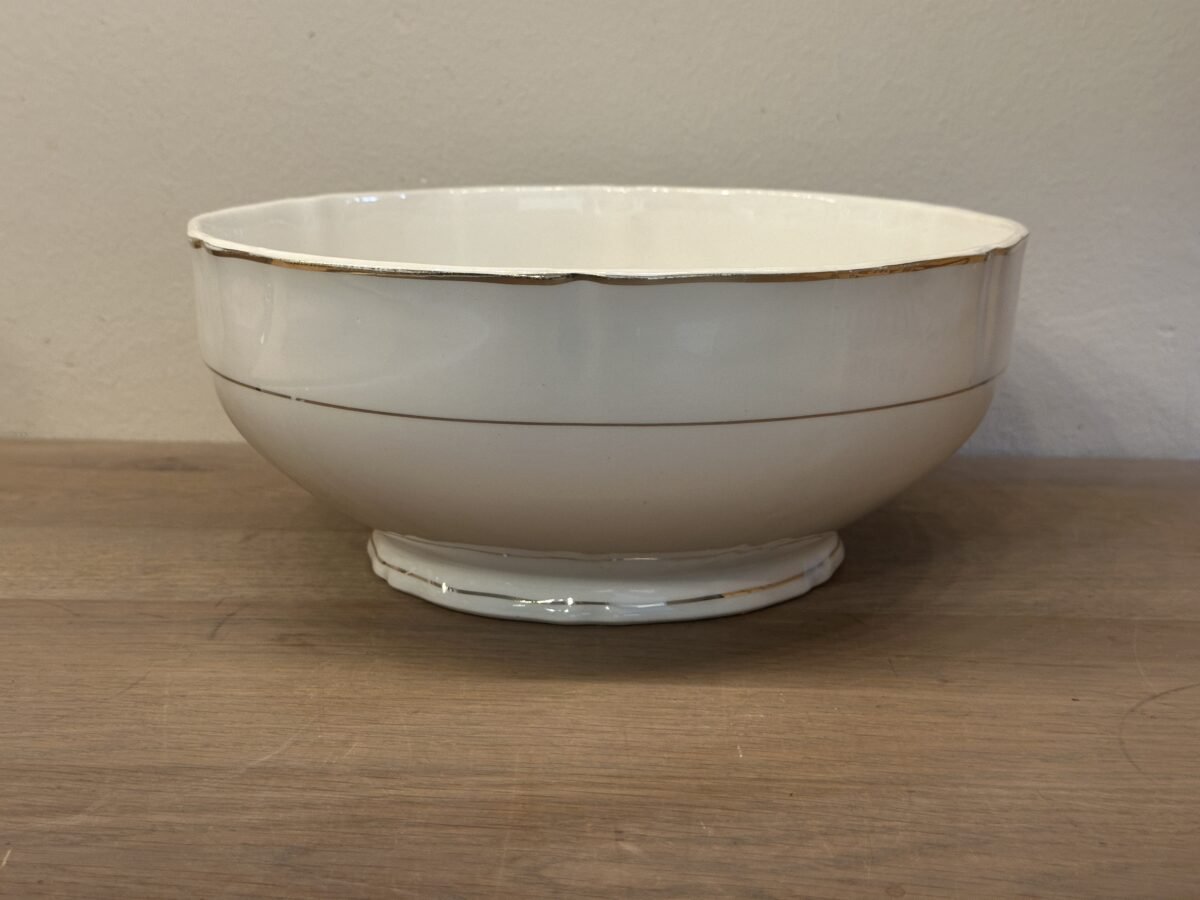 <p>Kom / Schaal - hoger model - Ceranord France - semi porcelain - décor in crème met goudkleurige strepen</p> - Overig Frankrijk