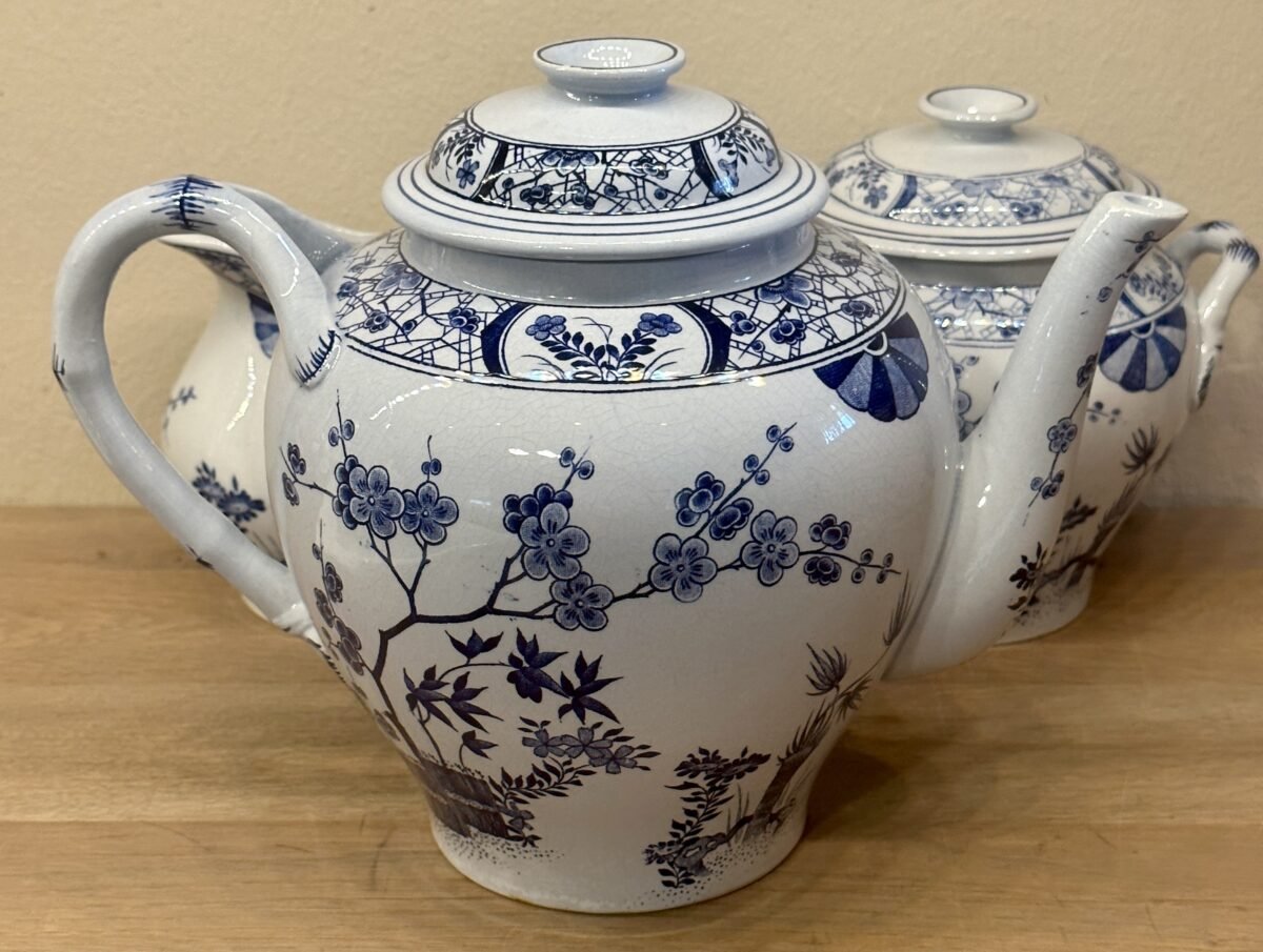 <p>Theepot / Koffiepot - Creil & Montereau - décor JAPON (Claude Monet Giverny servies) met lichtblauwe achtergrond</p> - Creil & Montereau