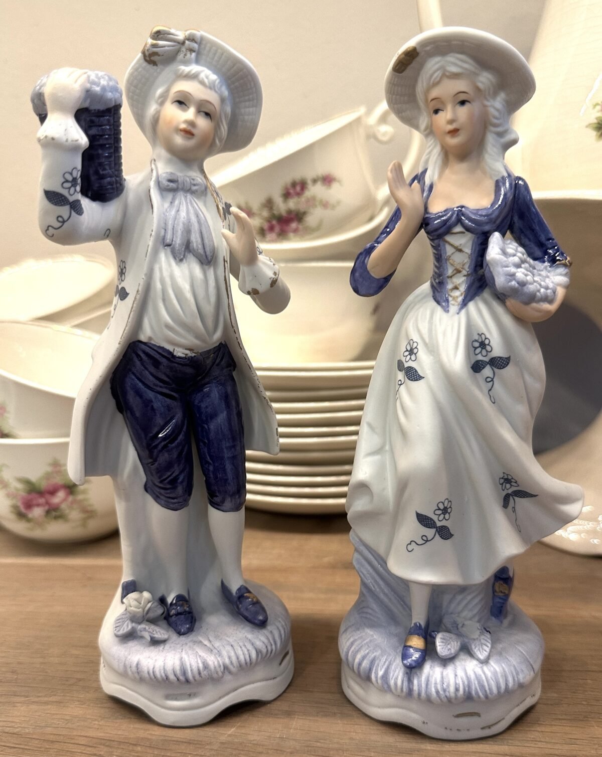 <p>Beeldjes - koppeltje - vrouw en man - uitgevoerd in wit en blauw bisquit</p> - Onbekend