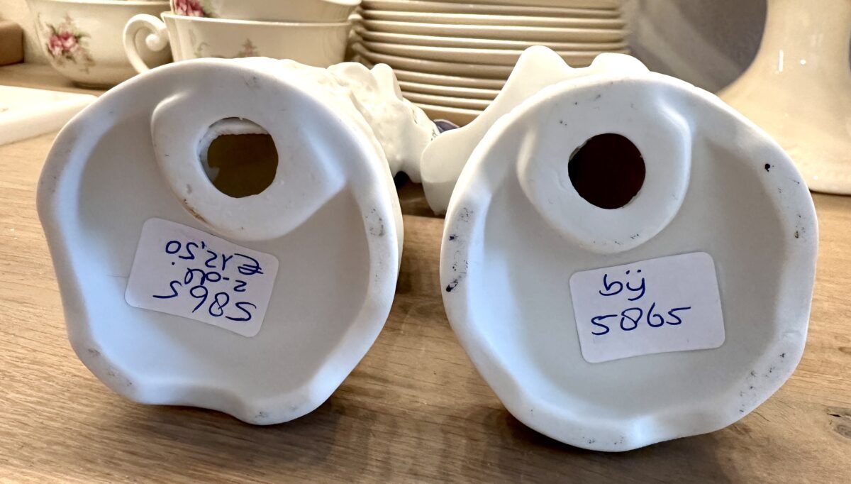 <p>Beeldjes - koppeltje - vrouw en man - uitgevoerd in wit en blauw bisquit</p> - Onbekend