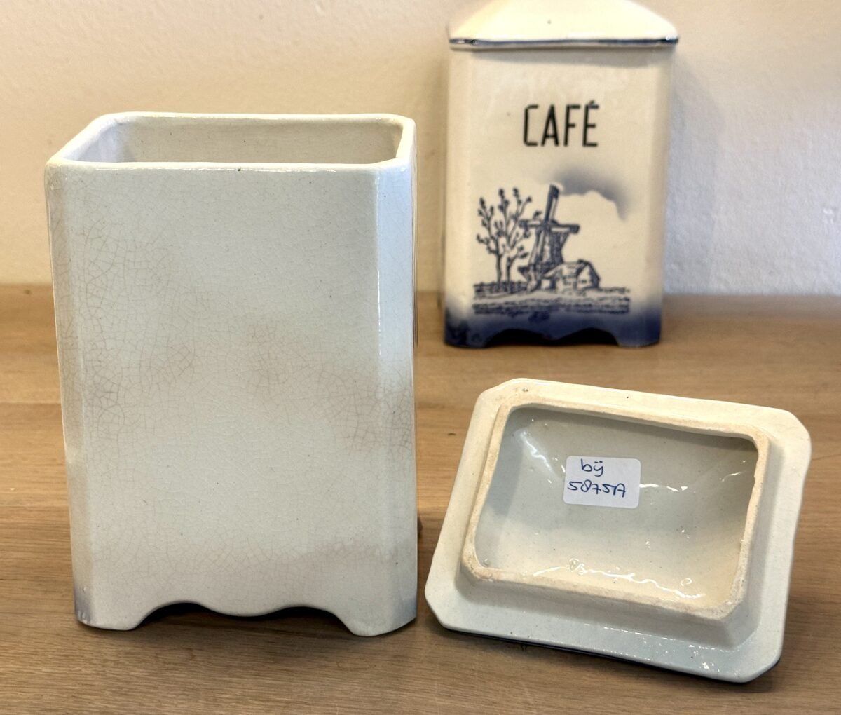 <p>Voorraadpot - ongemerkt - décor in blauw/wit van een molen, huis en bomen - opschrift SUCRE</p> - Onbekend