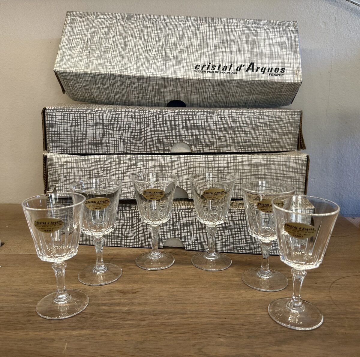 <p>Glazen op voet - loodkristal, 6 stuks, klein model - Cristal d'Arques (Frankrijk) - model VERSAILLES 7</p> - Brocante