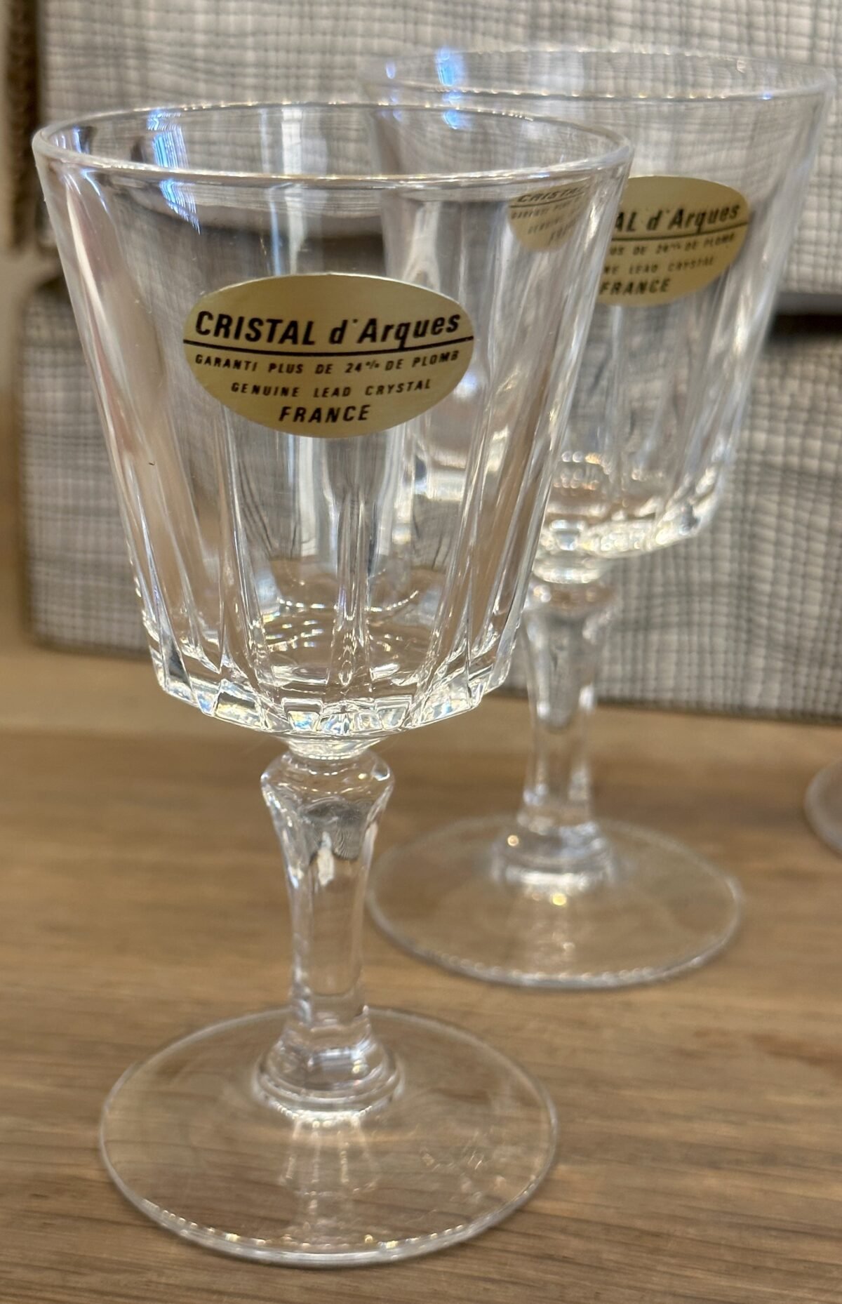 <p>Glazen op voet - loodkristal, 6 stuks, klein model - Cristal d'Arques (Frankrijk) - model VERSAILLES 7</p> - Brocante