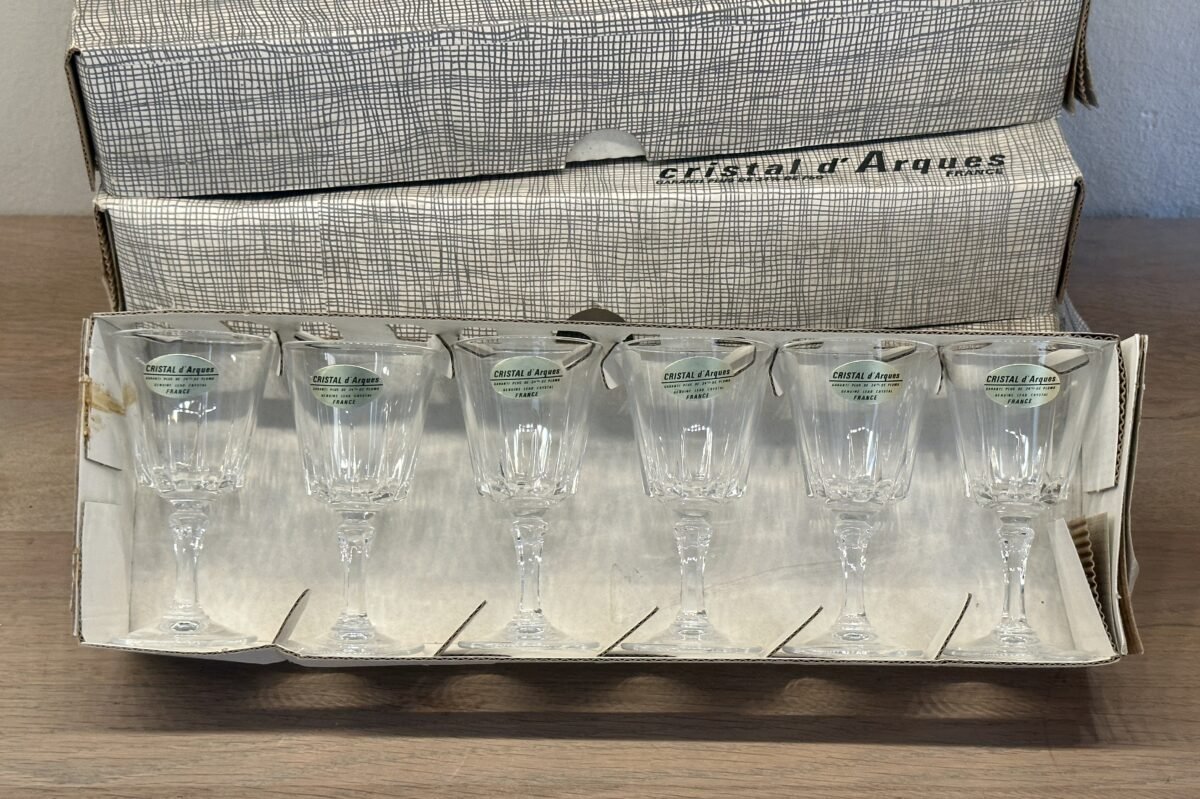 <p>Glazen op voet - loodkristal, 6 stuks, klein model - Cristal d'Arques (Frankrijk) - model VERSAILLES 7</p> - Brocante