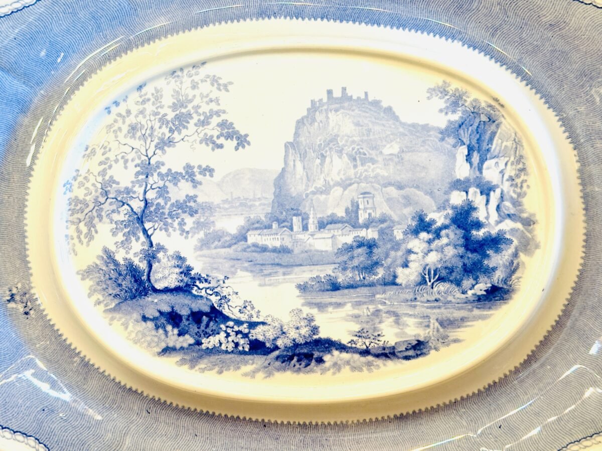 <p>Onderschaal voor een ovale terrine - Davenport - gedateerd ca. 1870 - décor van landschap en bergen/kastelen</p> - Overig Engeland