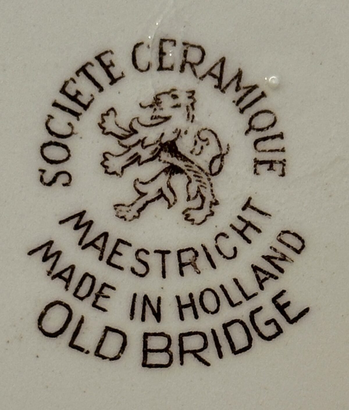 <p>Dinerbord / Eetbord - Societe Ceramique Maestricht - décor OLD BRIDGE in bruin</p> - Sociéte Céramique