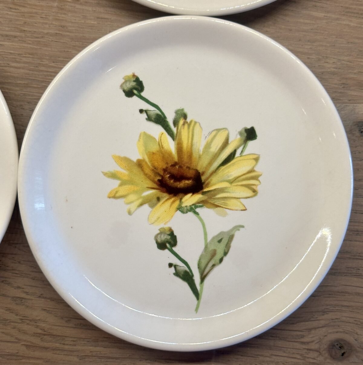 <p>Onderzetter / Coaster - Villeroy & Boch - décor met een zonnebloem/gele margriet</p> - Villeroy & Boch