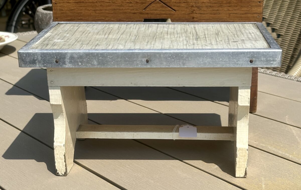 <p>Krukje - crème gekleurd hout met een metalen rand</p> - Brocante