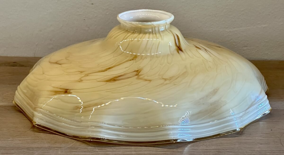 <p>Lampenkap - uitgevoerd in bruin/geel gemarmerd glas met een geschulpte rand</p> - Brocante