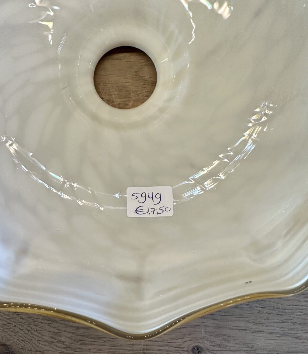 <p>Lampenkap - uitgevoerd in bruin/geel gemarmerd glas met een geschulpte rand</p> - Brocante