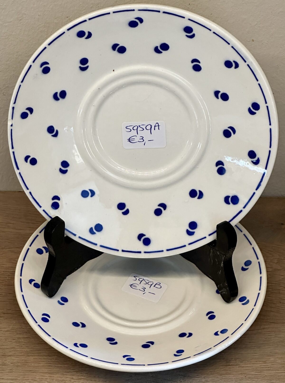 <p>Onderschotel / Schoteltje - Boch - décor van blauwe, overlappende, puntjes/stippen</p> - Boch