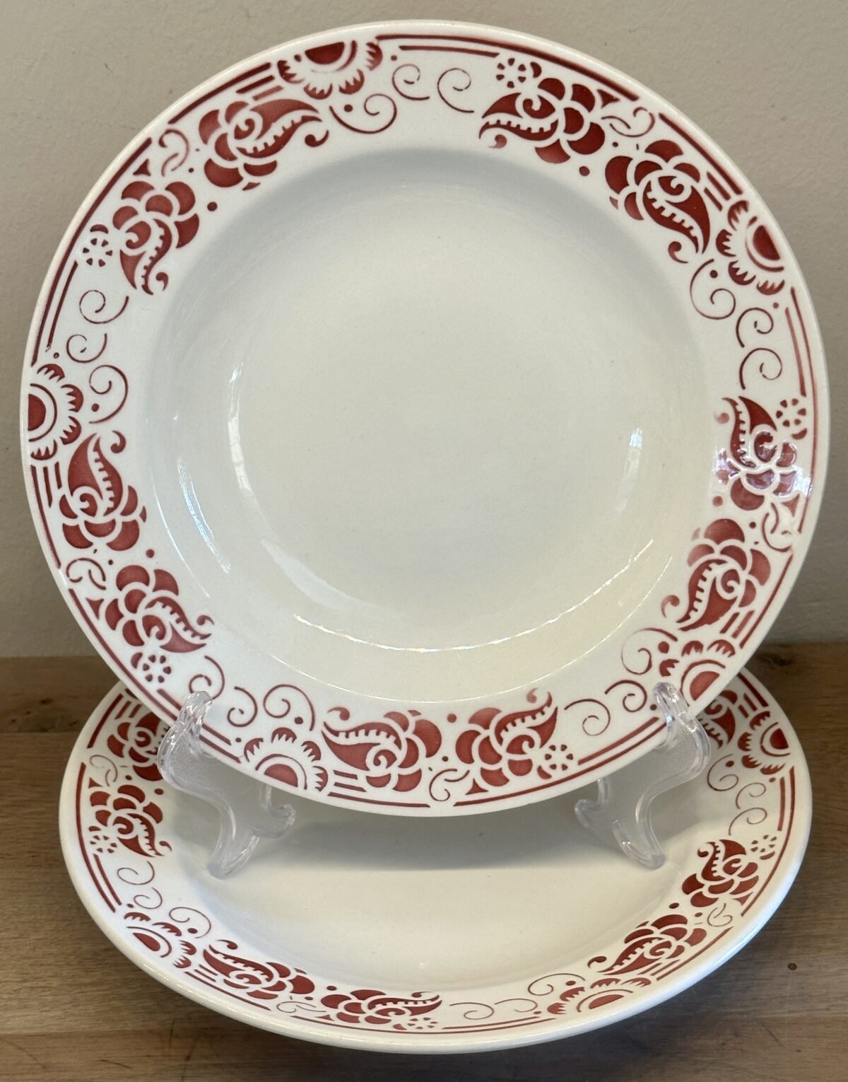 <p>Diep bord / Soepbord / Pastabord - Boch - Aerodecor van donkerrode blaadjes en bloemen</p> - Boch