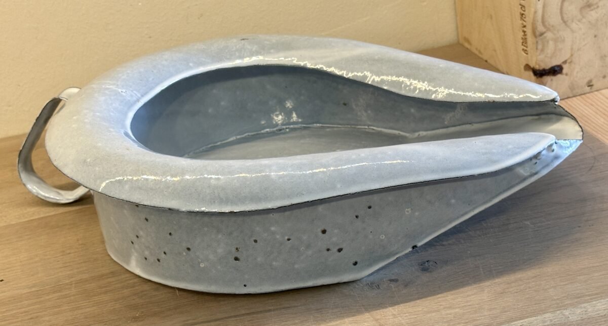 <p>Bedpan / Ondersteek - grijs gemêleerd emaille - met handvat</p> - Brocante