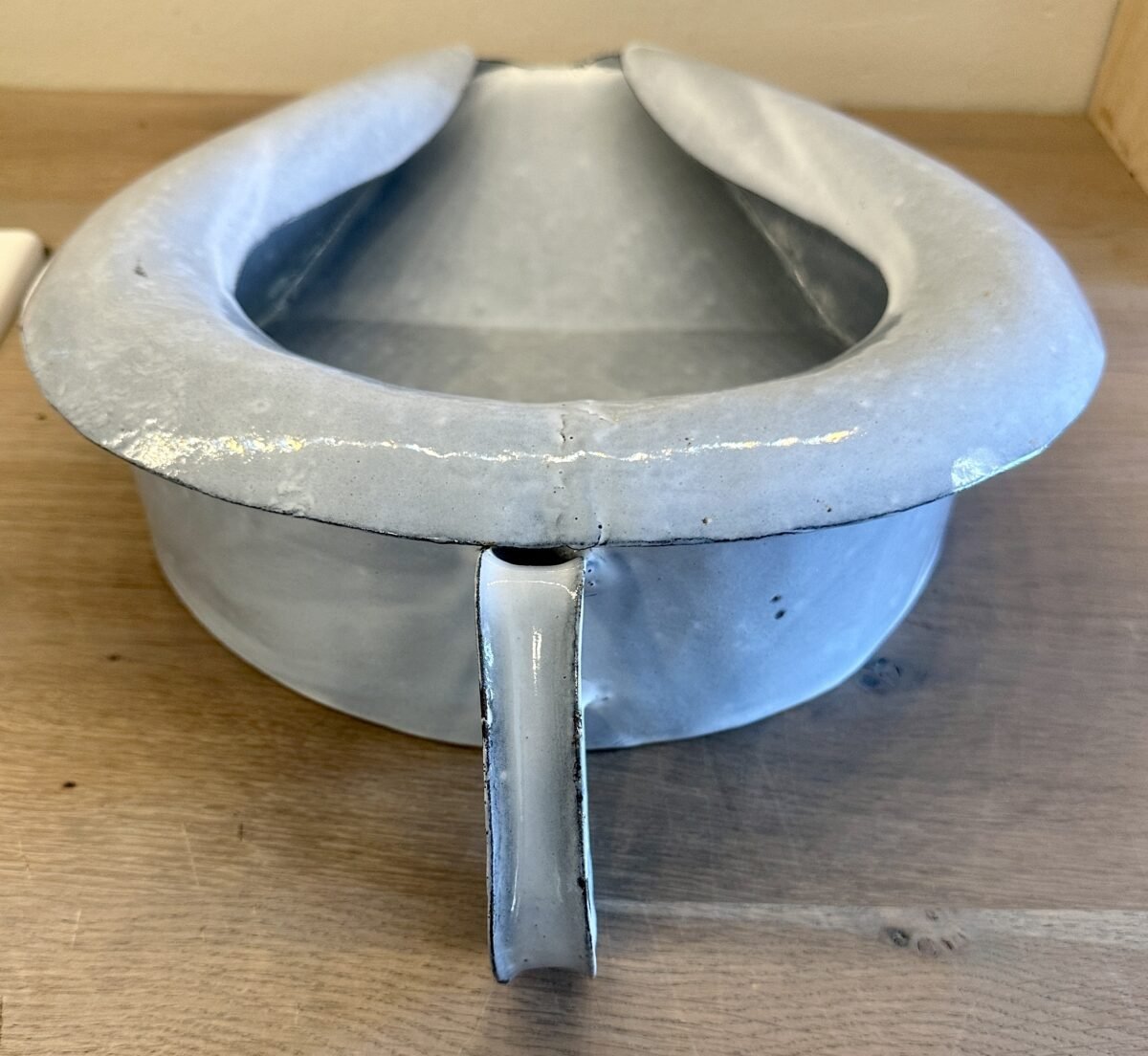 <p>Bedpan / Ondersteek - grijs gemêleerd emaille - met handvat</p> - Brocante