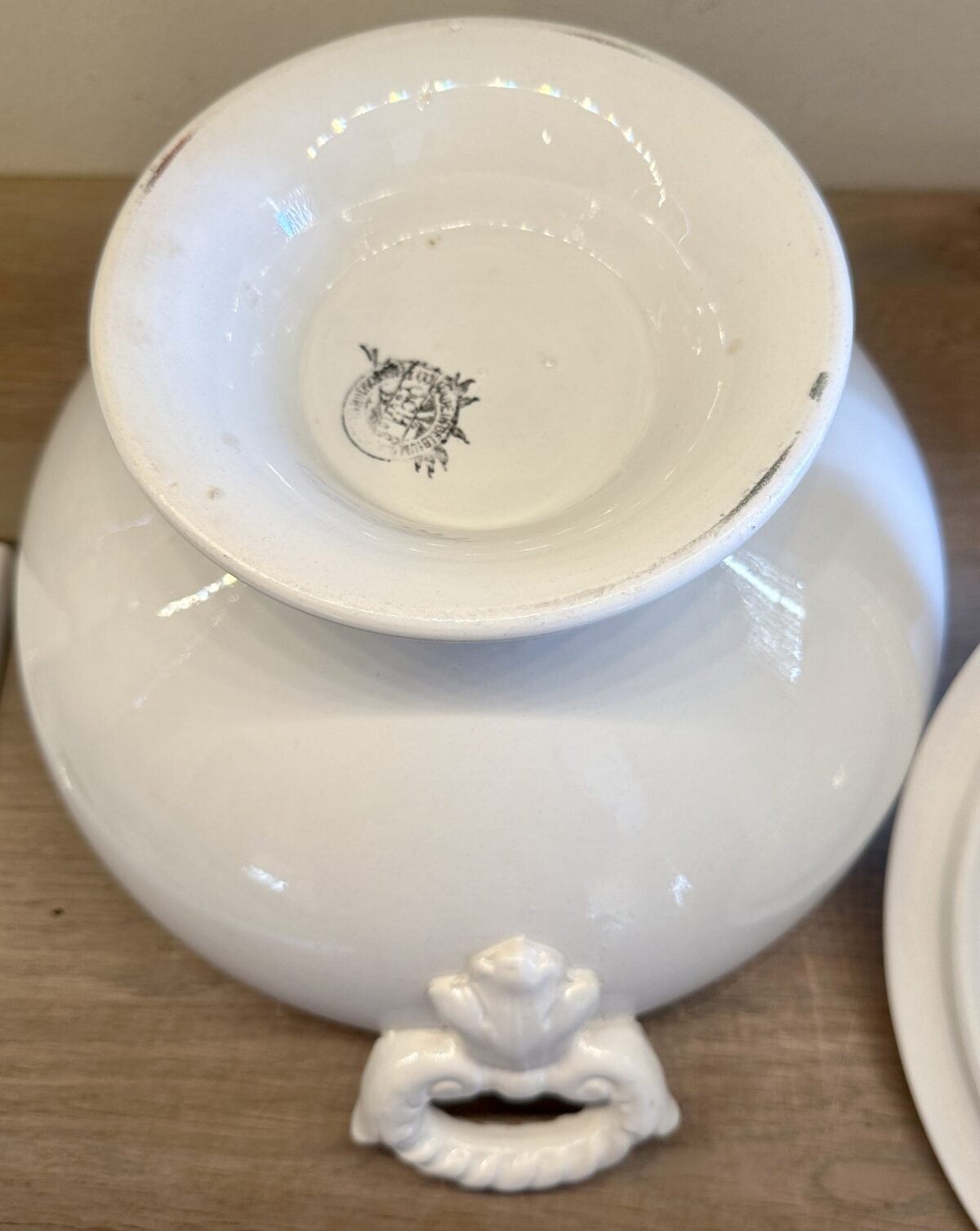 <p>Soepterrine - groot model - Boch - model FLAMANDE met sierlijke handgrepen in witte uitvoering</p> - Boch