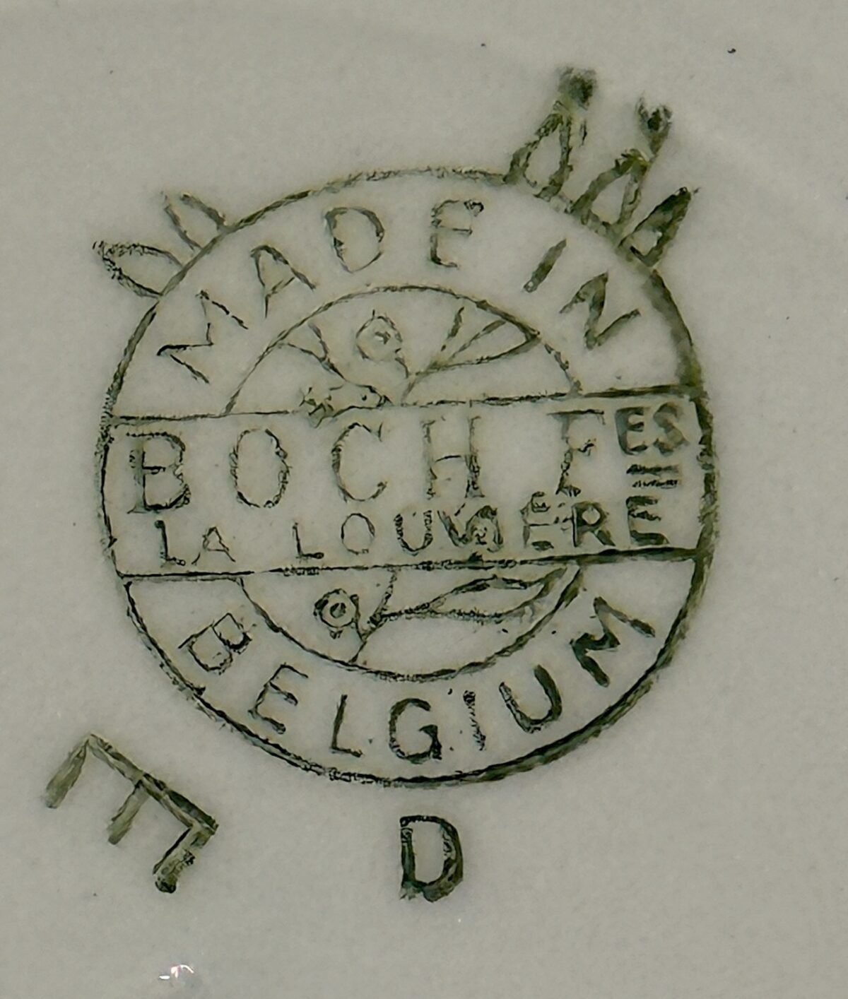 <p>Diep bord / Soepbord / Pastabord - Boch - décor met afbeelding van een rode en grijs/witte roos</p> - Boch