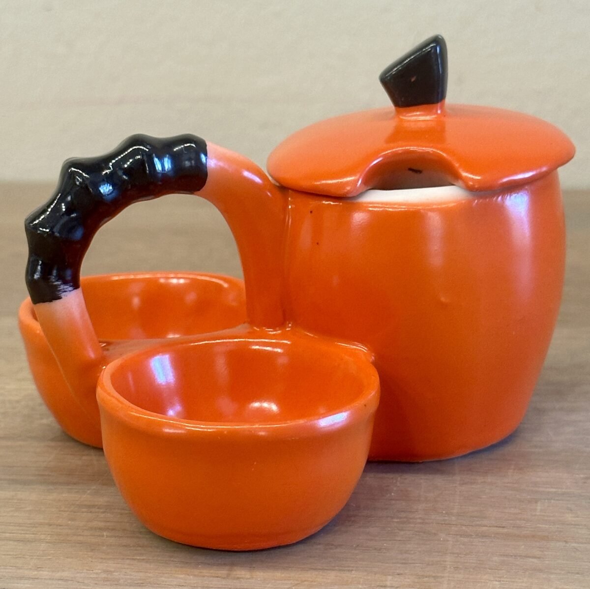 <p>Mosterdstelletje - ongemerkt met nummer 7821 onderop - uitgevoerd in porselein met oranje/zwarte kleur</p> - Onbekend