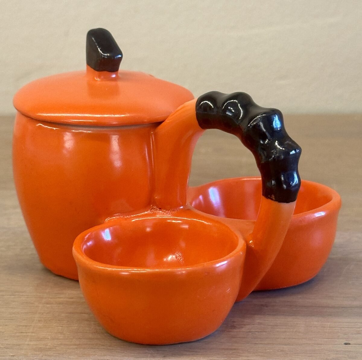 <p>Mosterdstelletje - ongemerkt met nummer 7821 onderop - uitgevoerd in porselein met oranje/zwarte kleur</p> - Onbekend