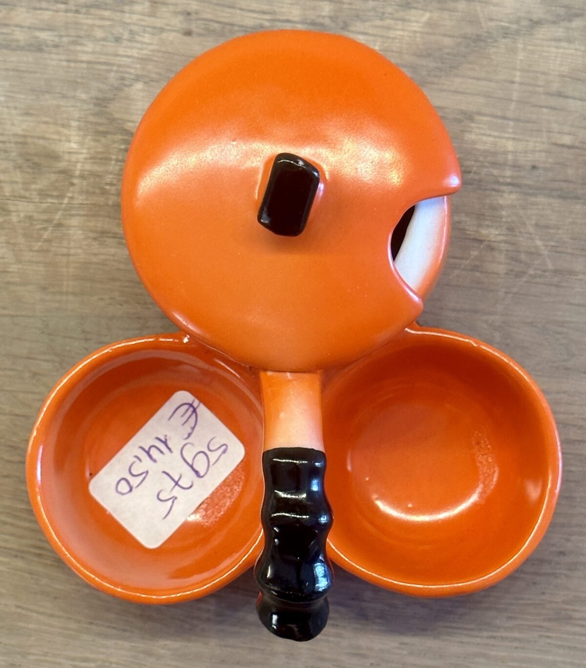 <p>Mosterdstelletje - ongemerkt met nummer 7821 onderop - uitgevoerd in porselein met oranje/zwarte kleur</p> - Onbekend