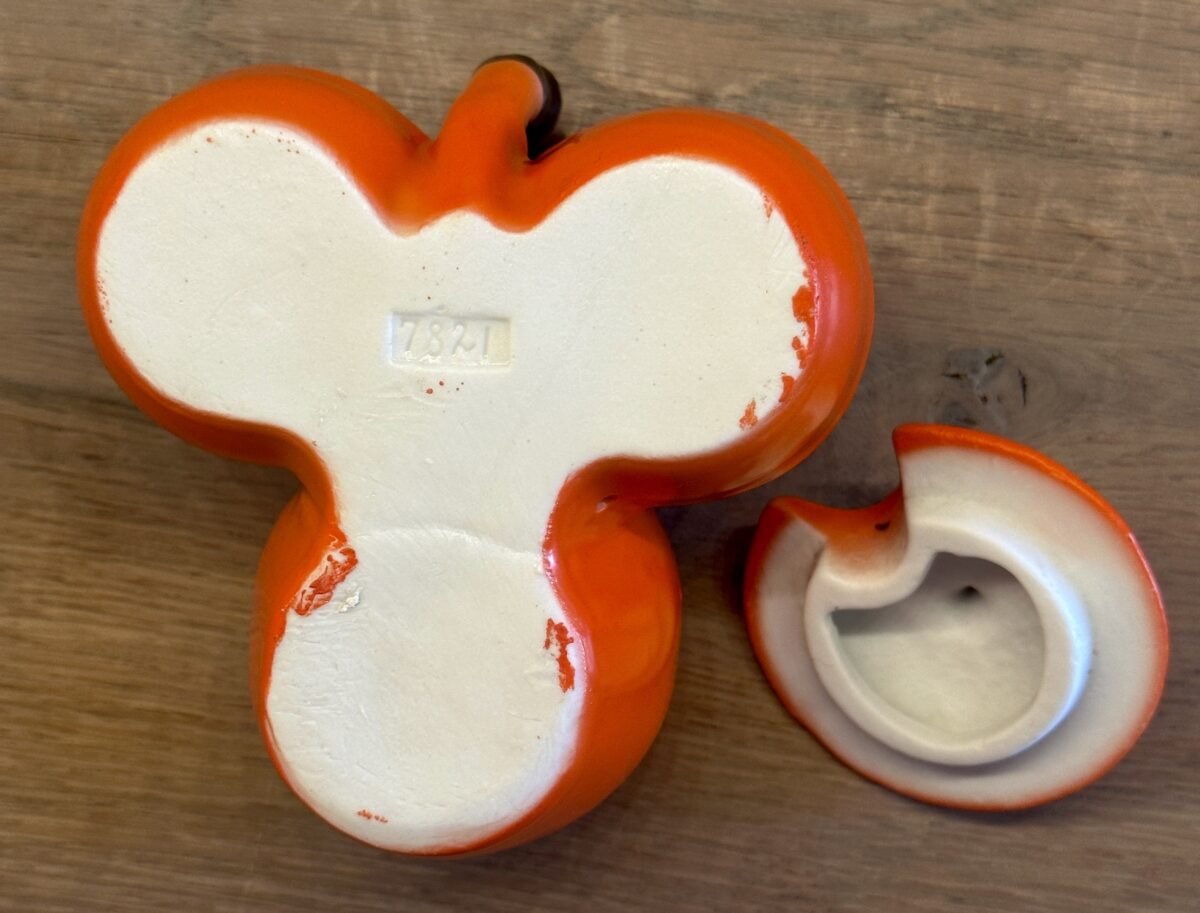 <p>Mosterdstelletje - ongemerkt met nummer 7821 onderop - uitgevoerd in porselein met oranje/zwarte kleur</p> - Onbekend