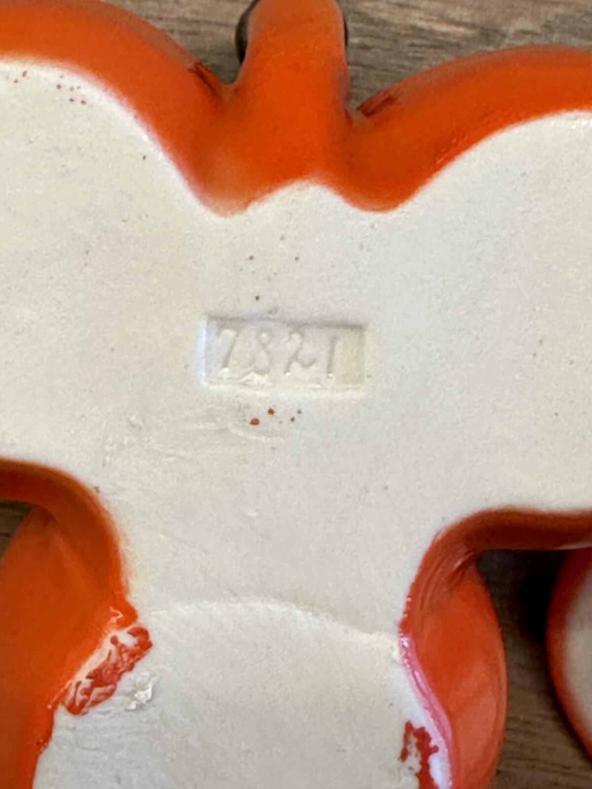 <p>Mosterdstelletje - ongemerkt met nummer 7821 onderop - uitgevoerd in porselein met oranje/zwarte kleur</p> - Onbekend