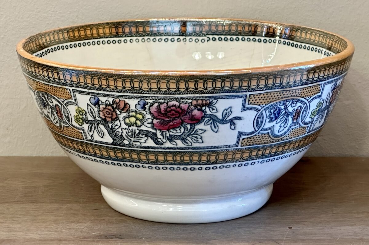 <p>Kom / Saladeschaal - groot model - Budyan Faience fabriek (Oekraine) - décor met goudluster</p> - Brocante