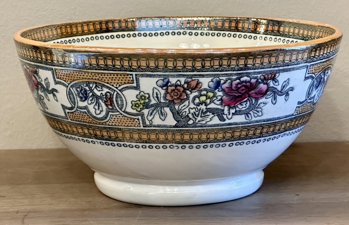 <p>Kom / Saladeschaal - groot model - Budyan Faience fabriek (Oekraine) - décor met goudluster</p> - Brocante