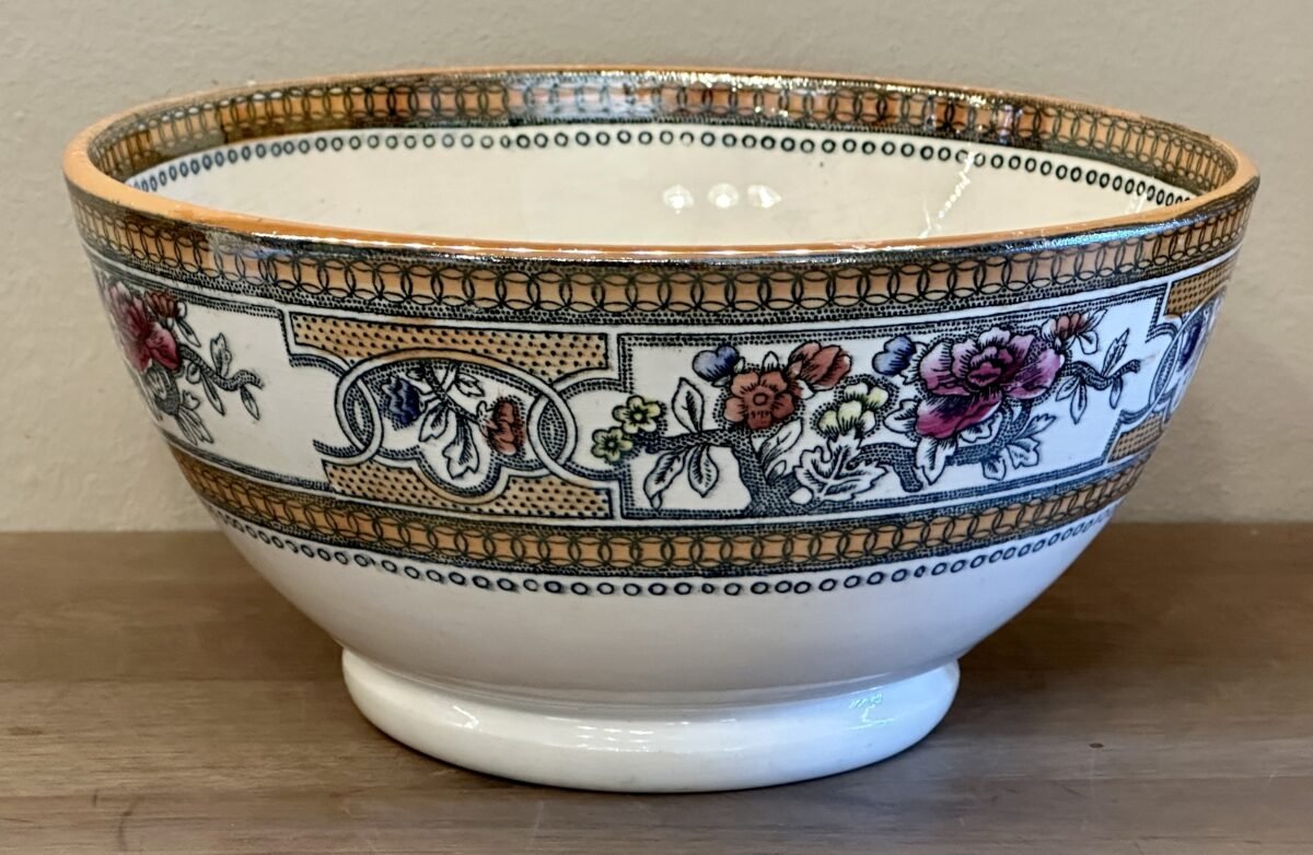 <p>Kom / Saladeschaal - groot model - Budyan Faience fabriek (Oekraine) - décor met goudluster</p> - Brocante